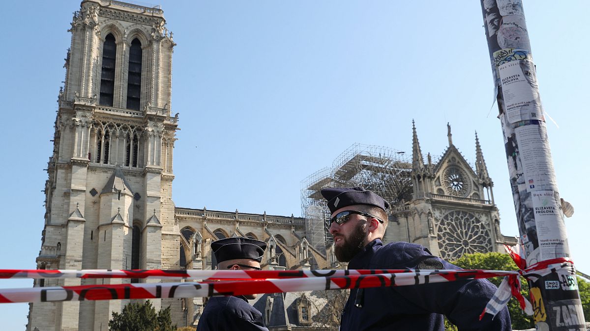 Туристов допустили к собору Парижской Богоматери
