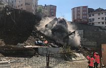 Video: Kağıthane'de istinat duvarı yıkılan dört katlı bir bina çöktü