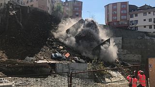 Video: Kağıthane'de istinat duvarı yıkılan dört katlı bir bina çöktü