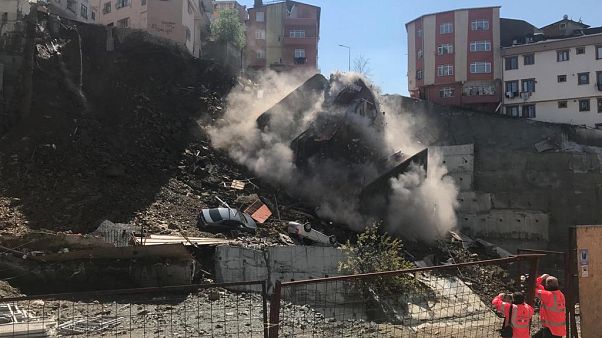 Video: Kağıthane'de istinat duvarı yıkılan dört katlı bir bina çöktü Video: Kağıthane'de istinat duvarı yıkılan dört katlı bir bina çöktü