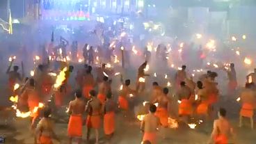 پرتاب مشعل برای دفع شیطان‌ در فستیوال سالانه آتش درهند