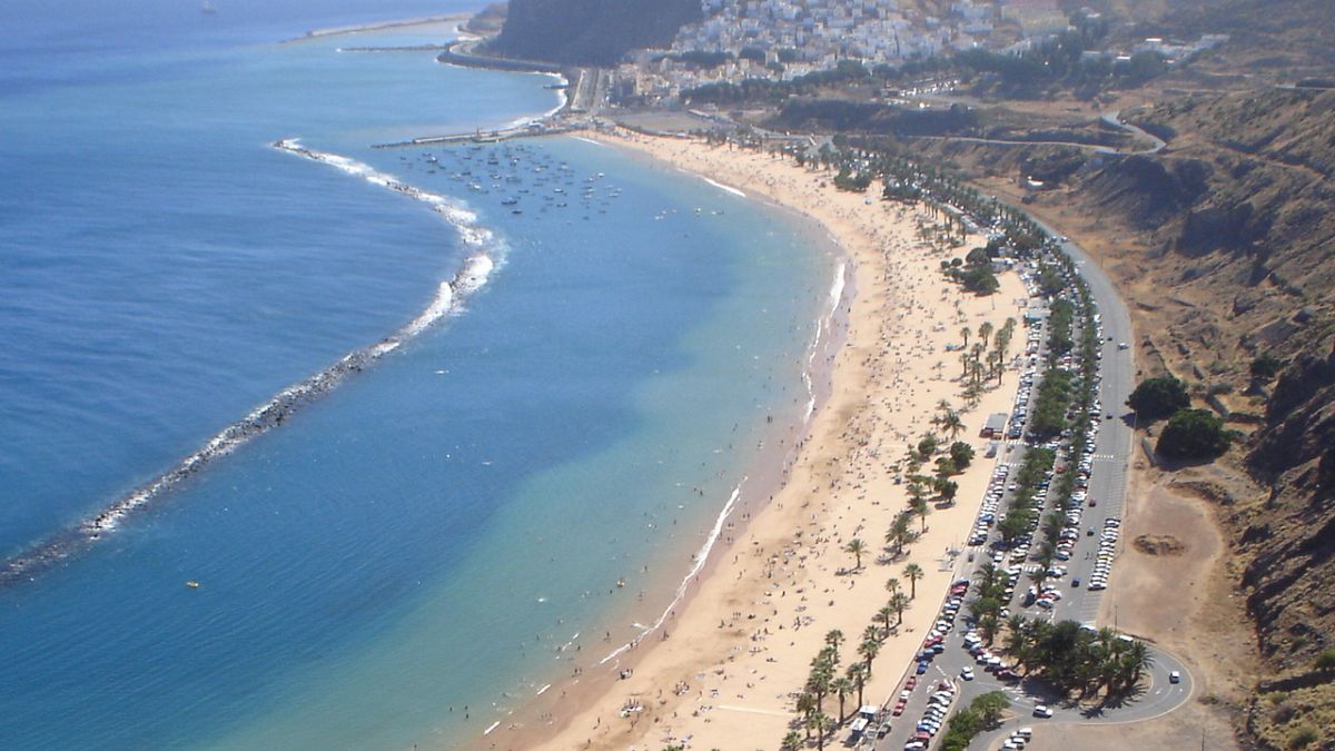 Címlapkép: Playa de Las Teresitas, Tenerife, wikimedia commun
