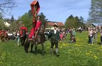 Almanya’nın Bavyera eyaletinde, at üstünde orta çağ kıyafetleriyle sıra dışı paskalya kutlaması 