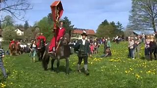 Almanya’nın Bavyera eyaletinde, at üstünde orta çağ kıyafetleriyle sıra dışı paskalya kutlaması