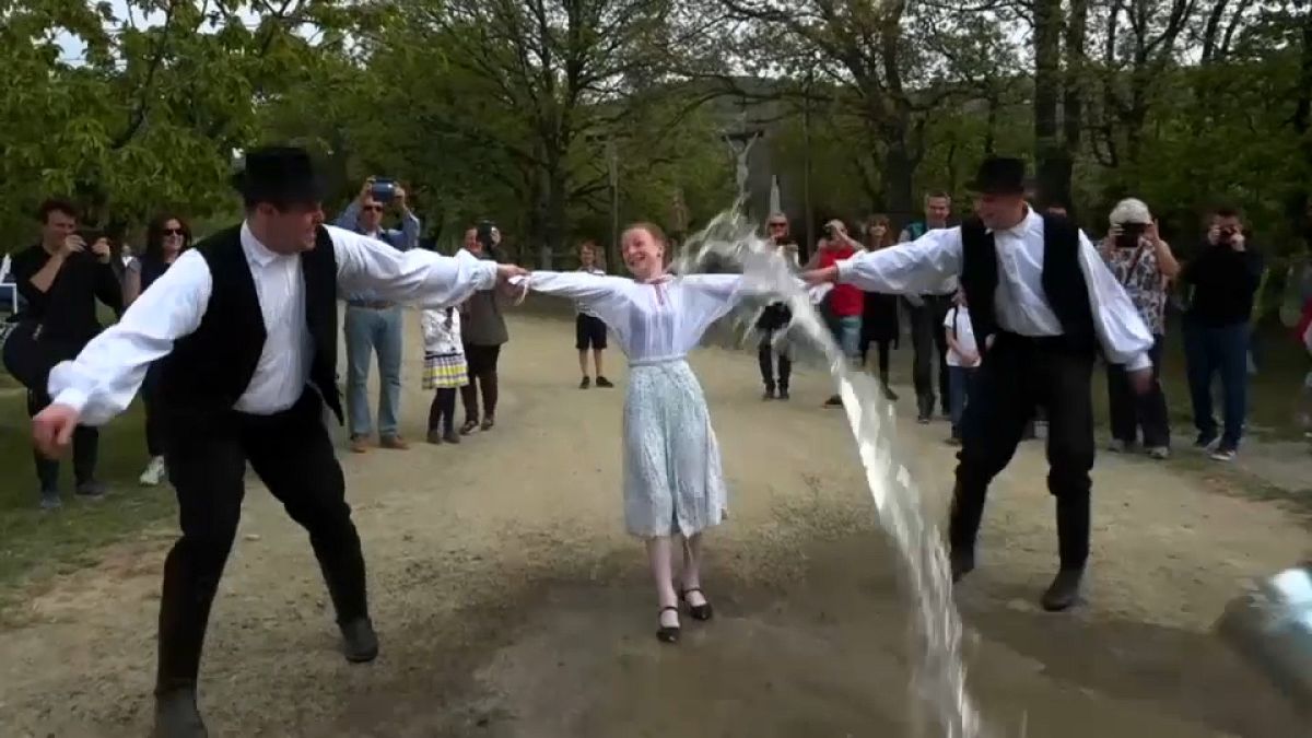 شاهد: رش الفتيات بالمياه لزيادة خصوبتهن... تقليد مجري قديم للاحتفال بعيد الفصح