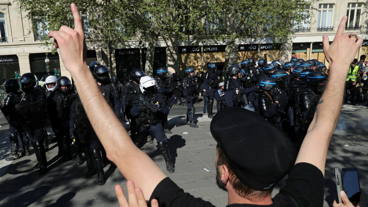 «خودکشی کنید»؛ ادامه واکنش‌ها در فرانسه  به شعار جلیقه زردها علیه  پلیس