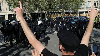 «خودکشی کنید»؛ ادامه واکنش‌ها در فرانسه  به شعار جلیقه زردها علیه  پلیس