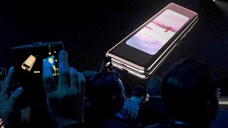 Samsung yeni katlanabilir cep telefonu Galaxy Fold'un piyasaya çıkış tarihini erteledi
