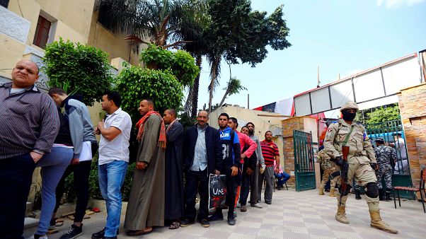 ناخبون مصريون يصطفون للإدلاء بأصواتهم ناخبون مصريون يصطفون للإدلاء بأصواتهم