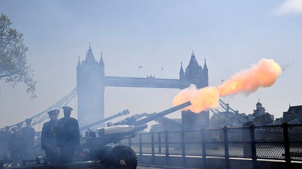 Díszlövések a királynő születésnapján Londonban Díszlövések a királynő születésnapján Londonban