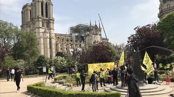 Sem-abrigo em protesto junto a Notre-Dame Sem-abrigo em protesto junto a Notre-Dame