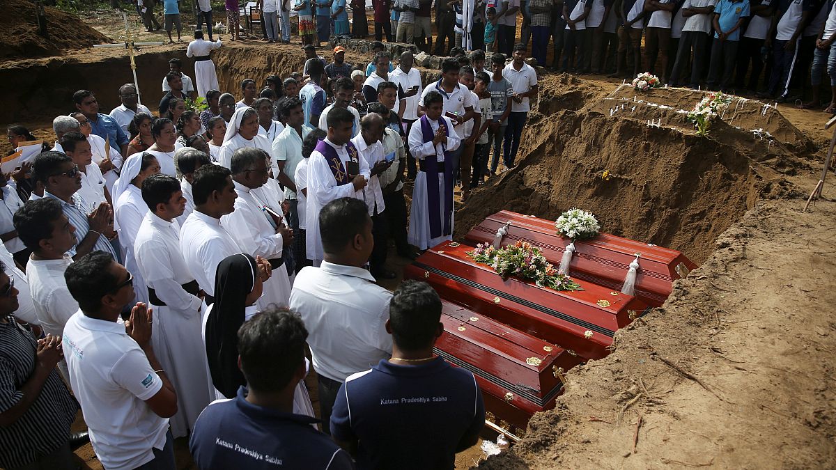 ارتفاع حصيلة ضحايا تفجيرات سريلانكا إلى 321 والشرطة تعتقل 40 شخصا 