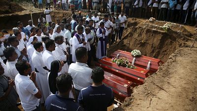 ارتفاع حصيلة ضحايا تفجيرات سريلانكا إلى 321 والشرطة تعتقل 40 شخصا 