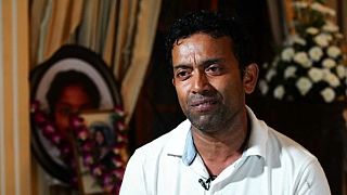 شاهد: أب فقد زوجته وطفلته الوحيدة في تفجيرات سريلانكا يروي تفاصيل ما حدث داخل الكنيسة