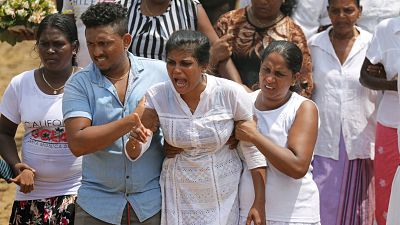 Sri Lanka empieza a enterrar a sus muertos