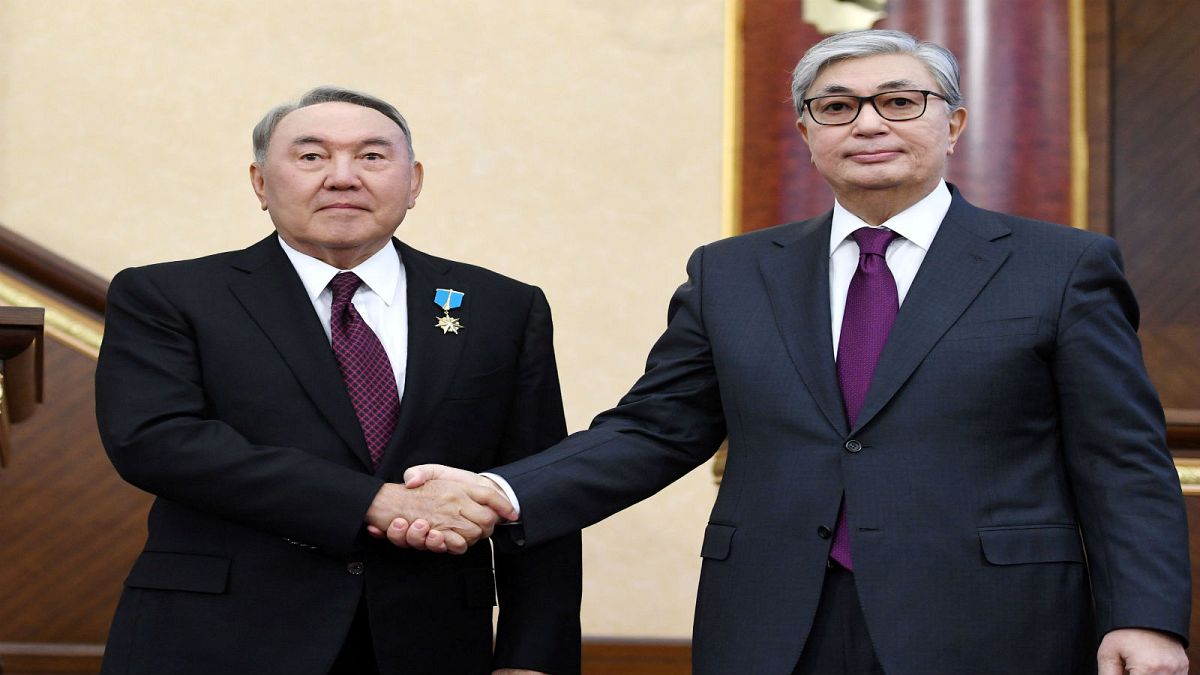 رئيس قازاخستان قاسم جومارت توكاييف يصافح الرئيس السابق نور سلطان