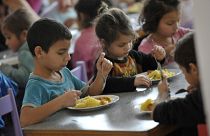 Fransa’da yoksul mahallelerdeki okullarda çocuklara ücretsiz kahvaltı verilecek