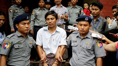 Jornalistas da Reuters permanecem na prisão no Myanmar