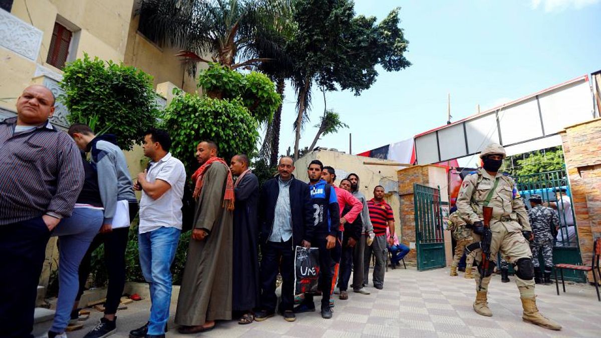 'Mısır'da yetkililer referandum için oy kullanan halka makarna dağıtıyor' iddiası