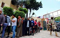 'Mısır'da yetkililer referandum için oy kullanan halka makarna dağıtıyor' iddiası