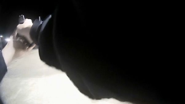 شاهد: شرطي أمريكي يفتح النار على مشتبه به أسود البشرة بحجة حمله لسلاح ليتبين فيما بعد أنه لعبة شاهد: شرطي أمريكي يفتح النار على مشتبه به أسود البشرة بحجة حمله لسلاح ليتبين فيما بعد أنه لعبة