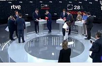 Spagna, dibattito tra candidati: tutti uomini, l'unica donna pulisce il pavimento