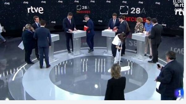 Spagna, dibattito tra candidati: tutti uomini, l'unica donna pulisce il pavimento Spagna, dibattito tra candidati: tutti uomini, l'unica donna pulisce il pavimento