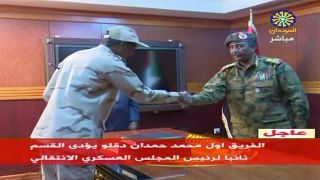 الفريق أول محمد حمدان دقلو قائد قوات الدعم السريع يصافح عبد الفتاح البرهان