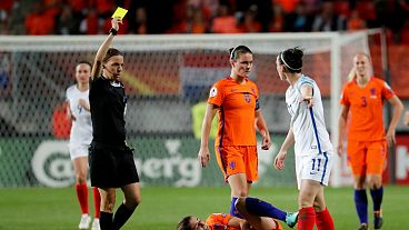 فرابار خلال تحكيمها لإحدى مباريات كرة القدم النسائية