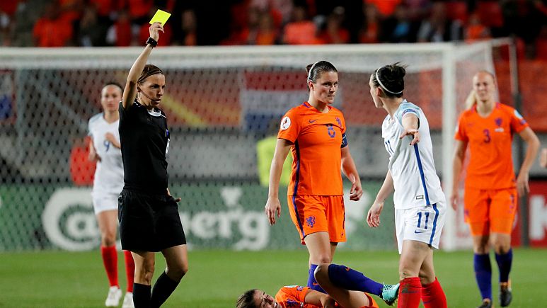 فرابار خلال تحكيمها لإحدى مباريات كرة القدم النسائية