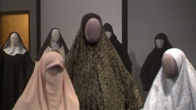 شاهد: معرض في القدس يكشف تشابه حجاب المسلمات واليهوديات والمسيحيات