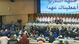 شاهد: فوضى وعراك خلال اجتماع اللجنة المركزية لأكبر حزب في الجزائر