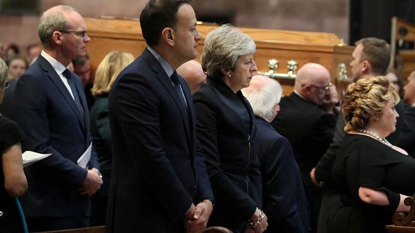 Η Μέι στην κηδεία της Λίρα ΜακΚι Η Μέι στην κηδεία της Λίρα ΜακΚι
