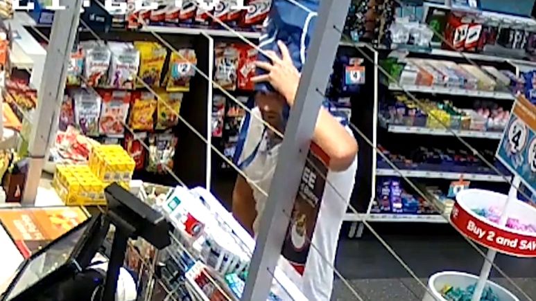 شاهد: لص جشع يرتكب خطأ يكشف هويته