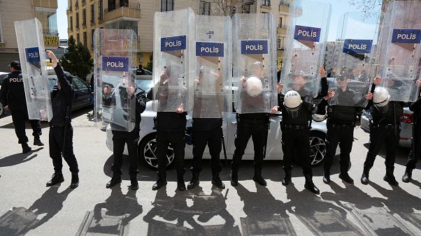 5 yaşındaki bir kız çocuğuna tecavüzü protesto eden kadın gözaltına alındı 5 yaşındaki bir kız çocuğuna tecavüzü protesto eden kadın gözaltına alındı
