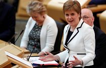La Première ministre écossaise N. Sturgeon devant le parlement à Edimbourg