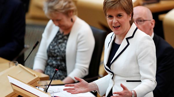 La Première ministre écossaise N. Sturgeon devant le parlement à Edimbourg La Première ministre écossaise N. Sturgeon devant le parlement à Edimbourg