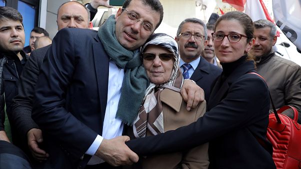 Ekrem Imamoglu, CHP mayor of Istanbul, with his mother and sister Ekrem Imamoglu, CHP mayor of Istanbul, with his mother and sister