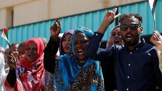 العسكر في السودان يدعون قادة الاحتجاجات إلى اجتماع والحراك يتوعد بمسيرة مليونية