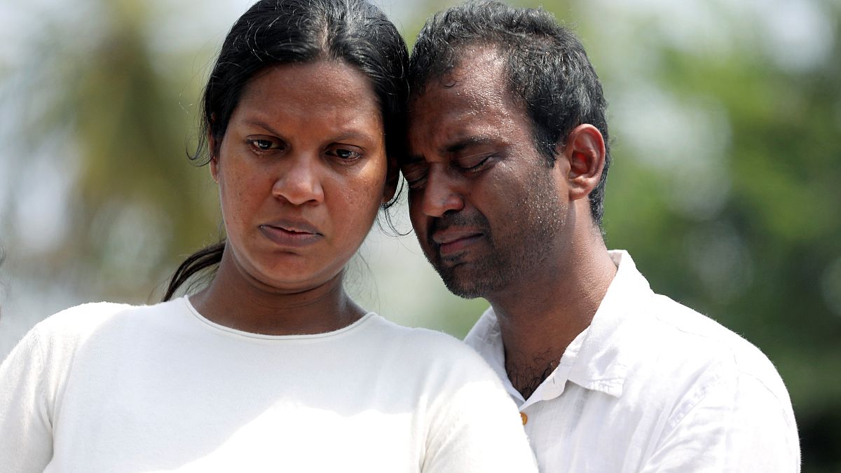 Sri Lanka'daki saldırılarda aile üyelerini kaybedenler yas tutuyor