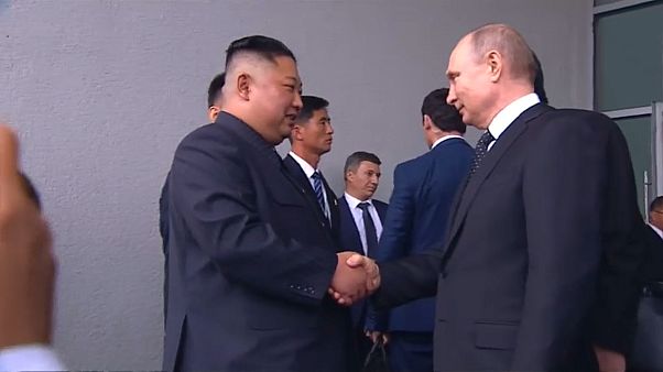 مصافحة بين الرئيس الروسي والكوري الشمالي قبل مغادرة الأخير القمة مصافحة بين الرئيس الروسي والكوري الشمالي قبل مغادرة الأخير القمة