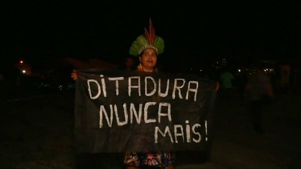 Milhares de indígenas manifestam-se contra Bolsonaro em Brasília Milhares de indígenas manifestam-se contra Bolsonaro em Brasília