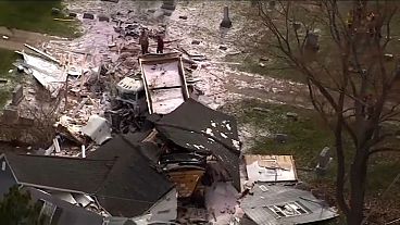 شاهد: شاحنة تهدم منزلا من 3 طوابق