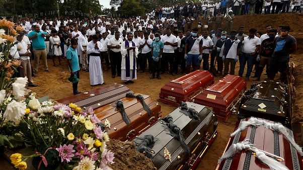 Sri Lanka'da hayatını kaybedenler için toplu cenaze töreni düzenlendi Sri Lanka'da hayatını kaybedenler için toplu cenaze töreni düzenlendi