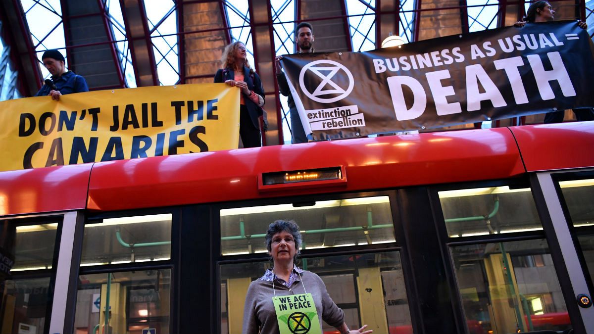 کنشگران محیط زیست در لندن روی قطار رفتند