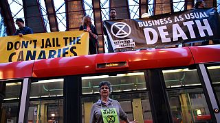 کنشگران محیط زیست در لندن روی قطار رفتند