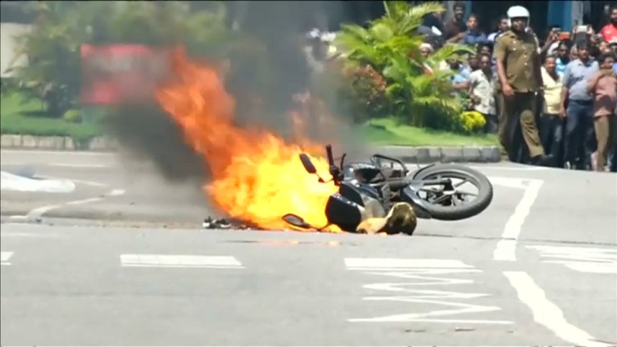 شاهد: لحظة انفجار دراجة مفخخة في عاصمة سريلانكا