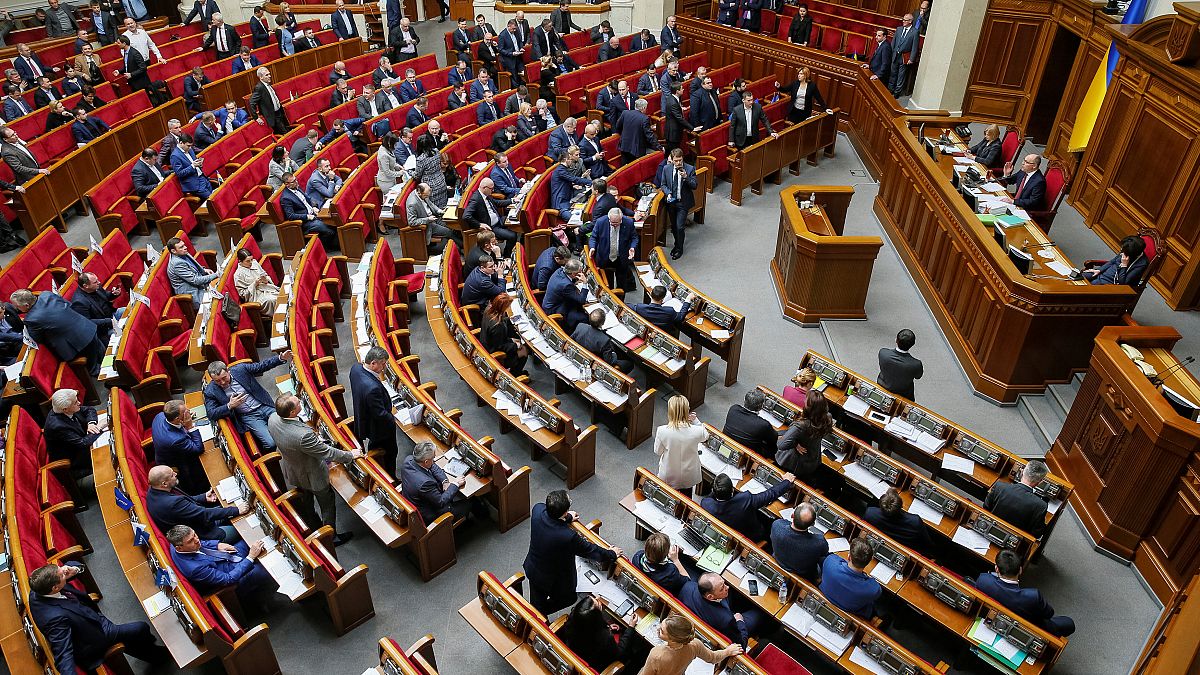 Ukrainian politicians vote to adopt controversial language law