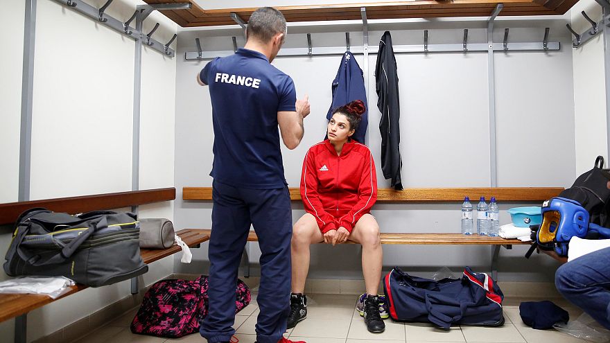 Ä°ranlÄ± kadÄ±n boksÃ¶r yakalama kararÄ± nedeniyle Ã¼lkesine dÃ¶nmekten vazgeÃ§ti