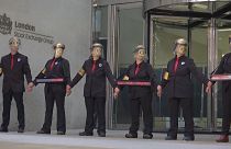 Активисты приклеили себя к зданию